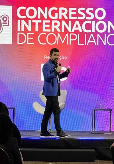 Instrutor apresentando em palestra In-Company